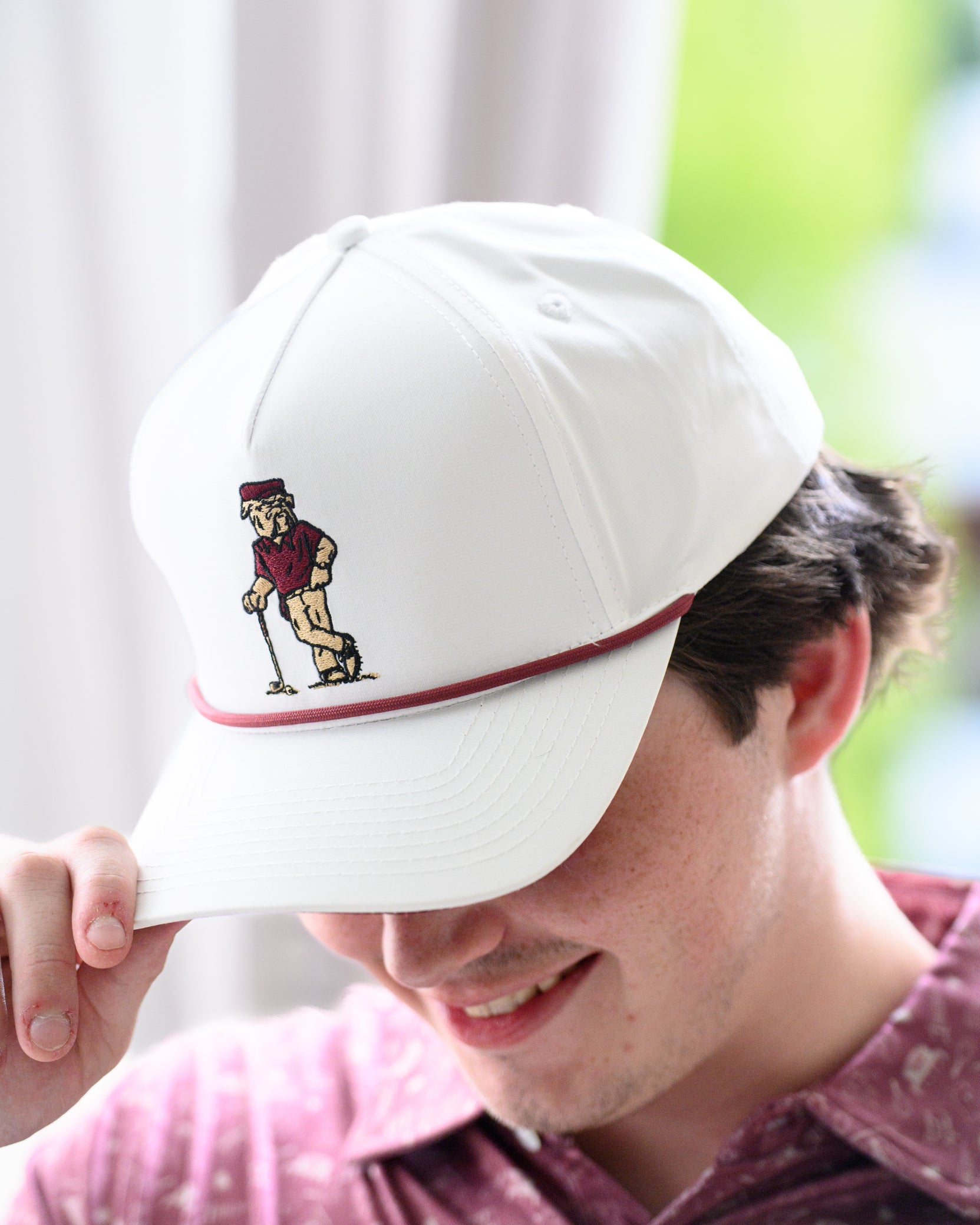 Mississippi State White Hat with an image of Bully leaning against a golf club