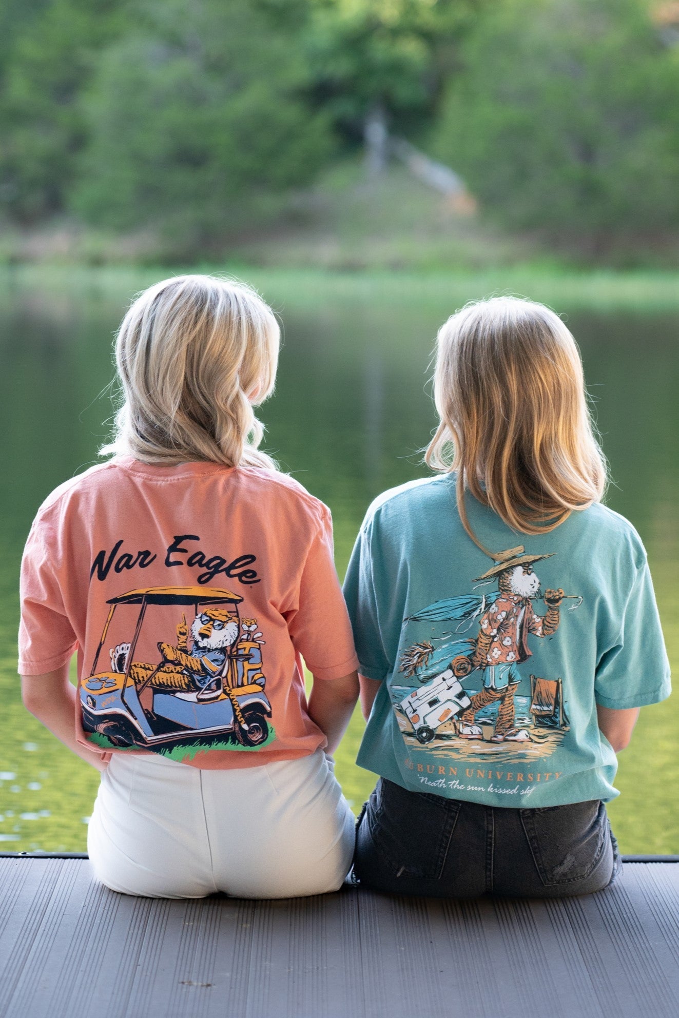 Auburn University Aubie Beach Green Comfort Colors T-Shirt with an image of Aubie the Tiger in beach clothes carrying an umbrella dragging a cooler across the sand