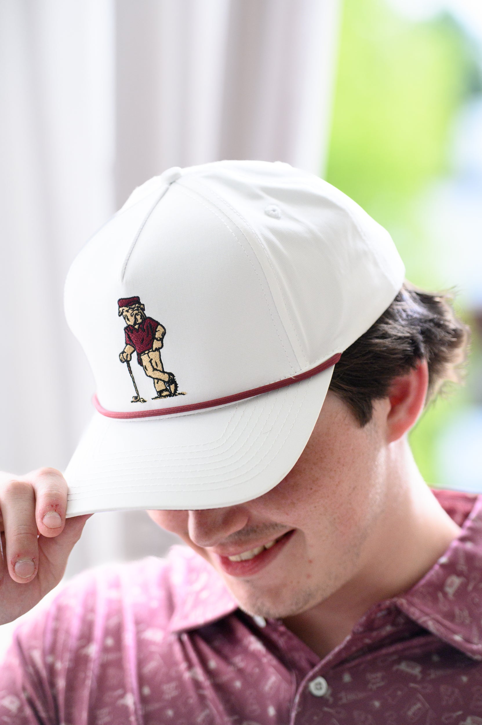 Mississippi State White Hat with an image of Bully leaning against a golf club