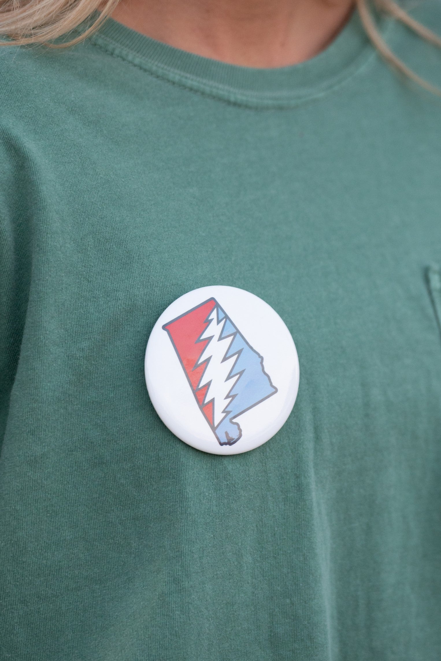 University of Alabama Grateful State White Button with a Red and Blue print of the Alabama "Grateful State" Logo